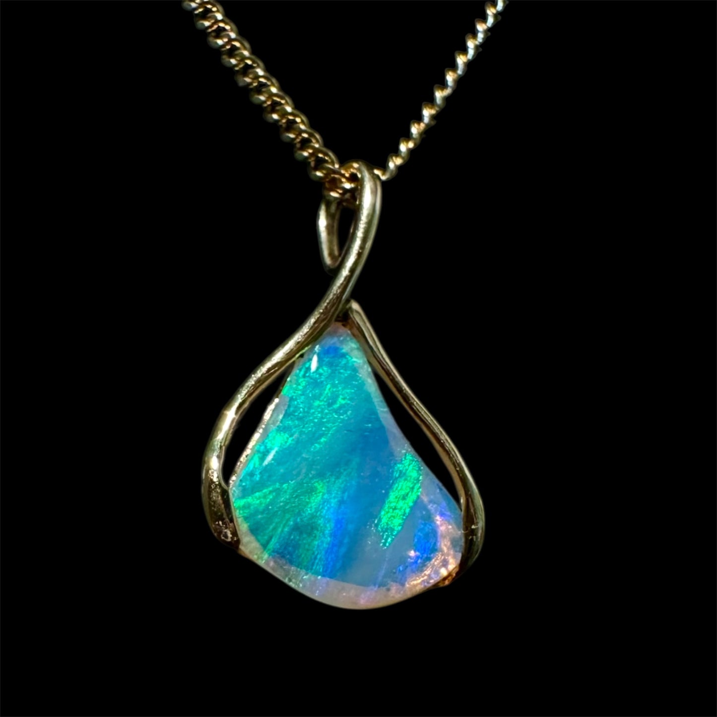 18ct Gold Solid Opal Pendant